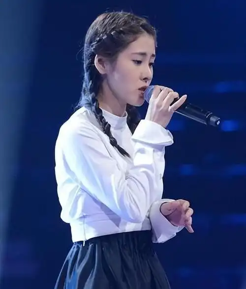 2021年,一位不特定人士突然曝光了一则轰动娱乐圈的消息:张碧晨为孩子