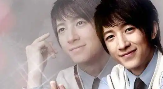 别的队员都可以站在前面大秀舞姿,而韩庚只能戴着面具在角落里默默