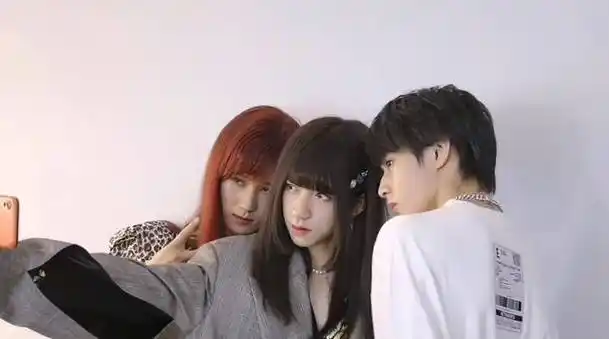 张真源穿长裙拍mv?