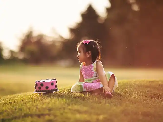 小女孩,小时候,当年华未曾老去,草地,玩具,阳光,明媚,美好,午后,心情