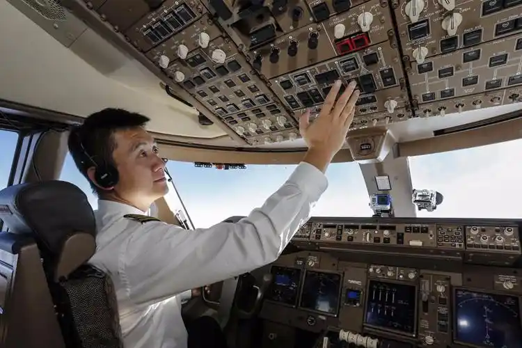 民航客机的机长,在飞机上都吃什么?看完才知道乘客有多可怜