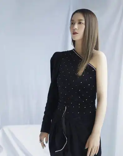 谭维维登台为祖国献唱身穿一袭露肩丝绒连体衣气场炸裂似女王