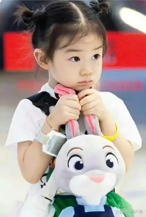 戚薇女儿lucky,与爸爸李承铉越来越像了!网友:找老公不能找丑的