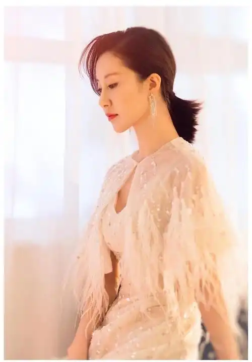 舒畅的状态绝了一袭白色羽毛裙温柔大方满满的少女感扑面而来