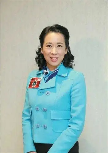 朱玲玲虽然是豪门,私服却很低调,蓝西装配9分裤优雅又知性