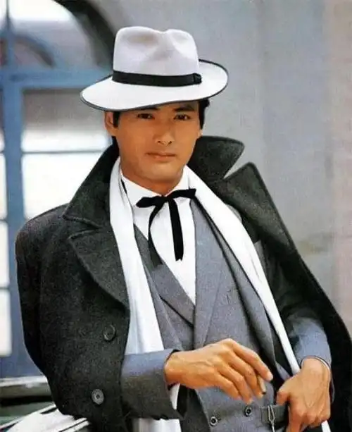 他所扮演的角色许文强,身着一套风格独特的西装,身穿一件能展现其气质