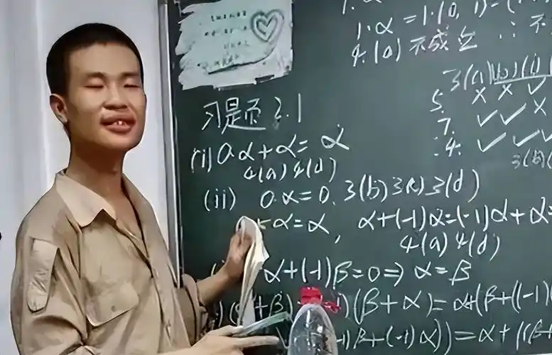 北大韦神授课画面曝光,全程侧立言语不清引不满,频繁退课恐成常态