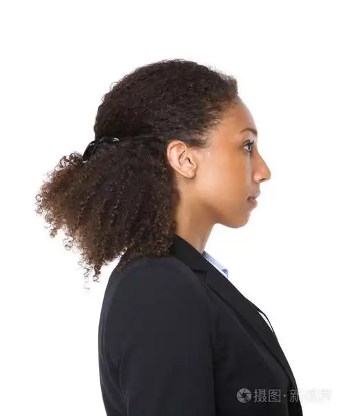 一个年轻的黑人商业女人的侧面肖像