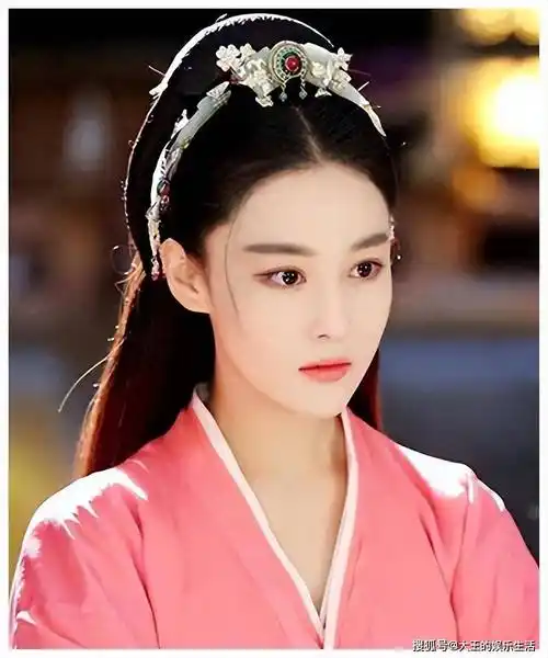 简直就是人生赢家的典范!现在的张馨予,真的是焕然一新啊!