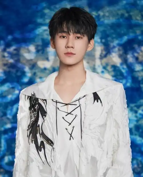 张真源,2003年4月16日出生于重庆市,中国内地流行乐男歌手,演员,男子