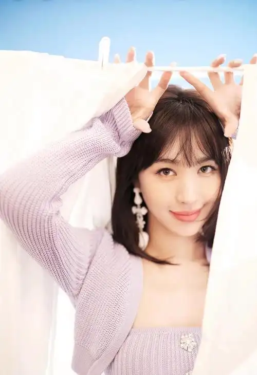 李菲儿香芋紫针织衫搭百褶裙满满少女感,楚腰纤细灵动轻盈