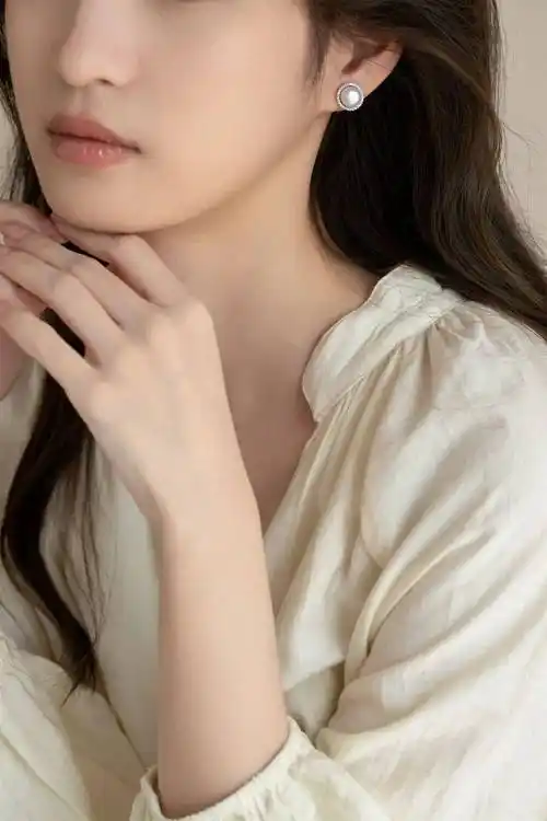 7mm精选大尺寸的淡水珍珠搭配五颗锆石环绕,像散开的裙摆,优雅自信