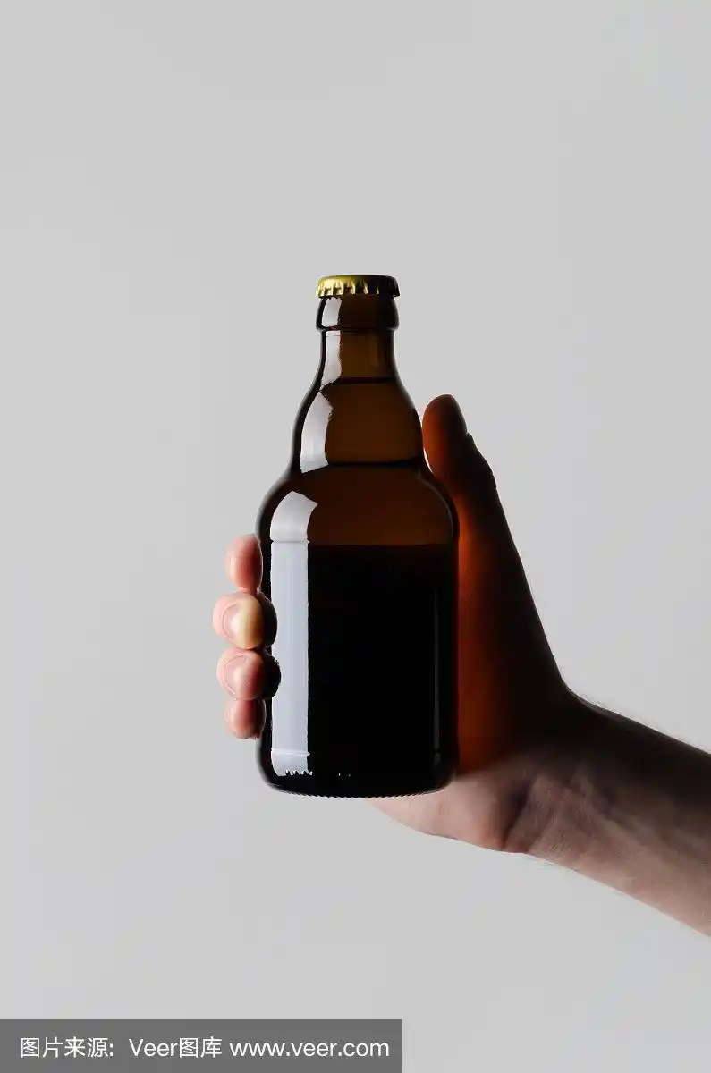 手,拿着,啤酒瓶,轻蔑的,灰色背景