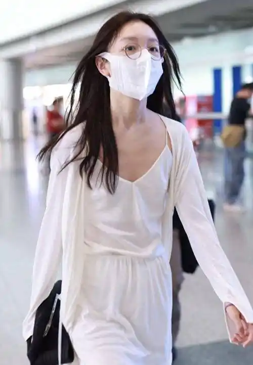周冬雨机场街拍为我们提供了一场视觉盛宴,也给了我们更多的穿搭灵感.