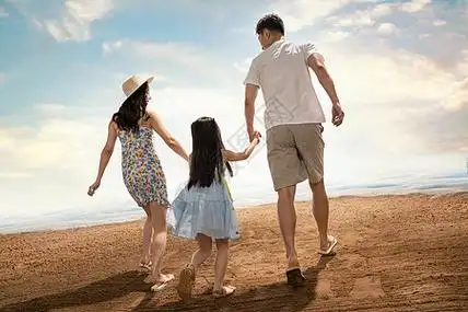 幸福一家三口在沙滩上散步的背影图片