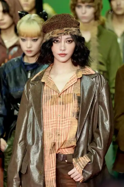 许佳琪走秀气场好强##许佳琪嬉皮烟熏妆