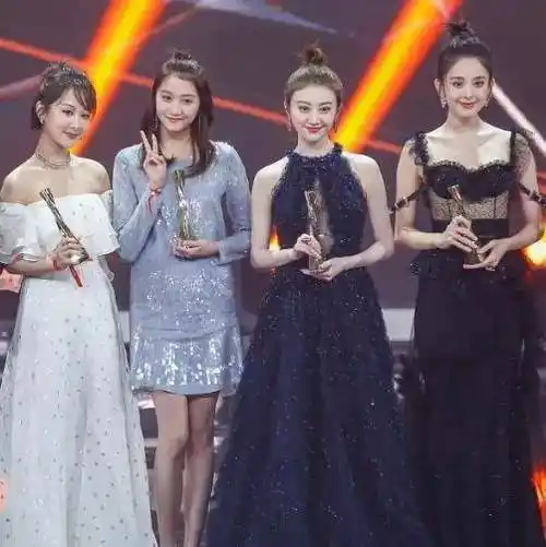 原以为合照要远离景甜是开玩笑,直到看清她32岁状态,我懂了_资源_姐姐