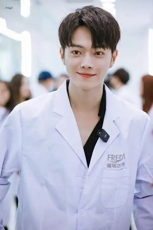 许凯|本子|速递_新浪新闻