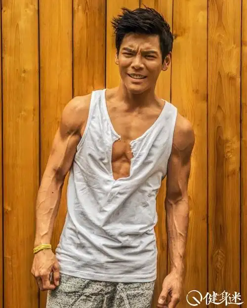香港明星黑帮向华强儿子向佐肌肉半裸写真秀肌肉