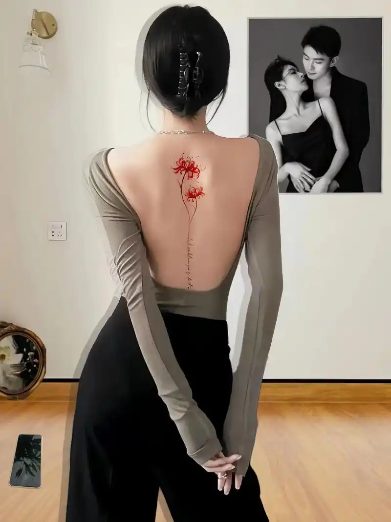 姐妹们呐!彼岸花草本纹身贴真的太好看了,可以贴在手臂上,耳朵 - 抖音