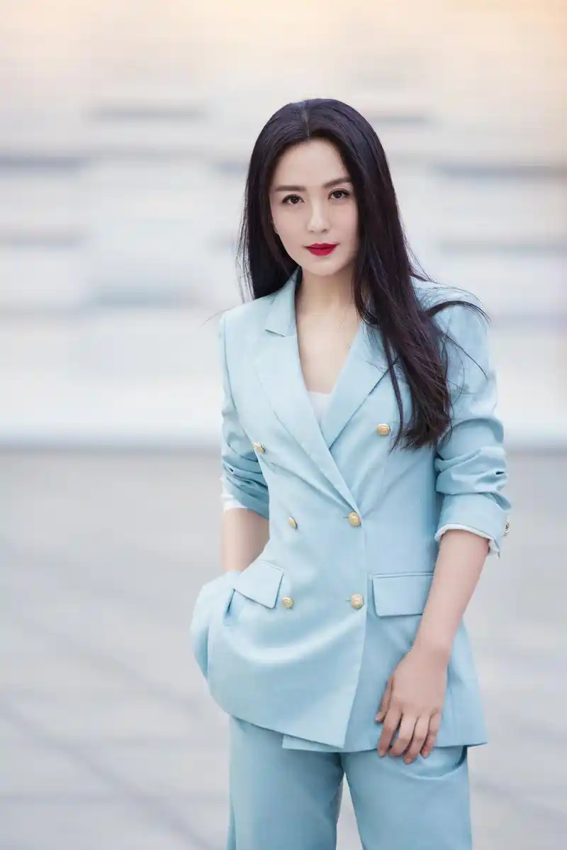 杨童舒西装主题街拍 精致浪漫不失英气 - 信网|青岛财经生活服务门户