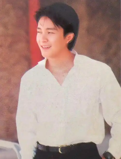 周星驰怀旧老照片,那会还是星仔#造浪吧国庆档##自来水造浪计划