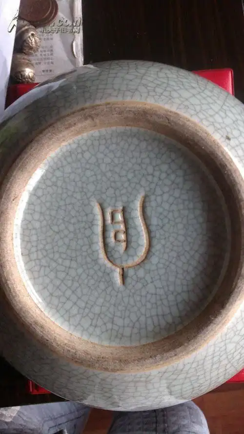 器形较大,开片自然,美丽大气,口有紫釉圈线,底有"官"字款