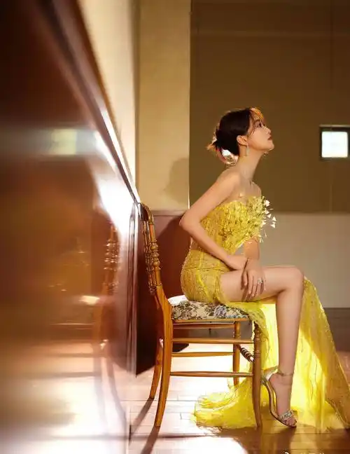 蓝盈莹黄色大麦连衣裙性感美腿高跟鞋写真