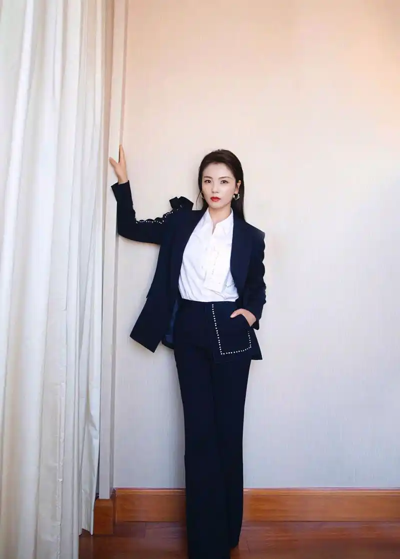 刘涛当主播后衣品更高白色亮片西服套装干练利落真有女总裁范