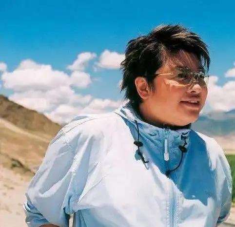 韩红自称年轻时是校花,本以为是开玩笑,看到18岁军装照我信了