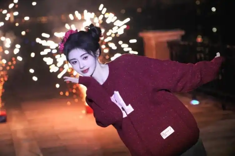 鞠婧祎新年烟花大片曝光,双丸子头造型俏皮抢镜_照片_气质_显得