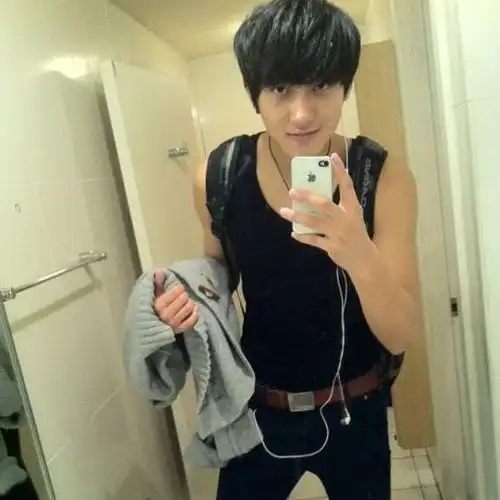 吴亦凡未出道时长这样因过马路走红网络