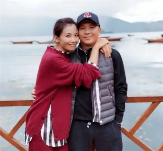 刘涛太黏老公逛超市牵着不撒手老公像油腻大叔她像娇俏少女