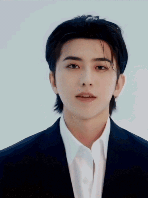 蔡徐坤黑美甲##蔡徐坤黑白光影照