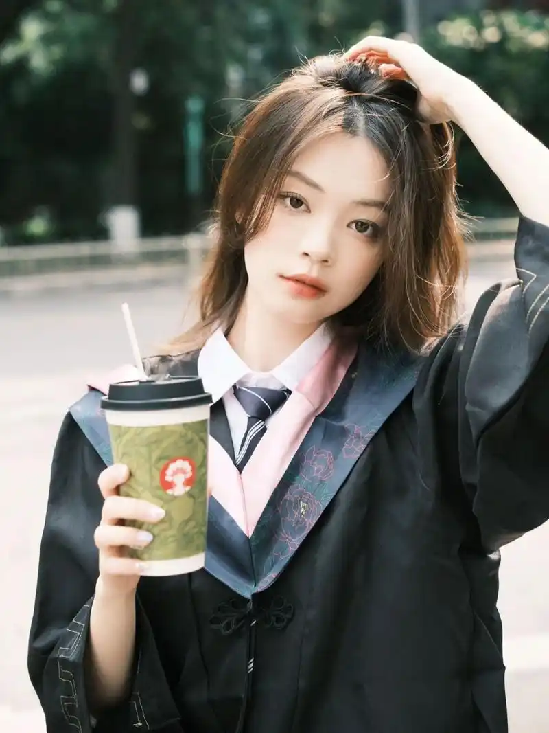 毕业写真|学士服氛围感轻松拿捏 毕业也要有仪式感,穿学士服拍照当然