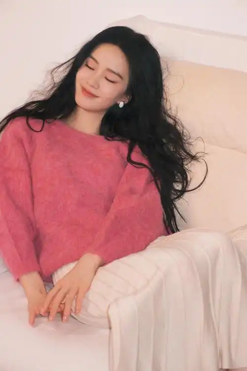 刘诗诗秋冬毛衣穿搭 蓬松卷发随性 闭眼甜笑温柔迷人散发治愈力量