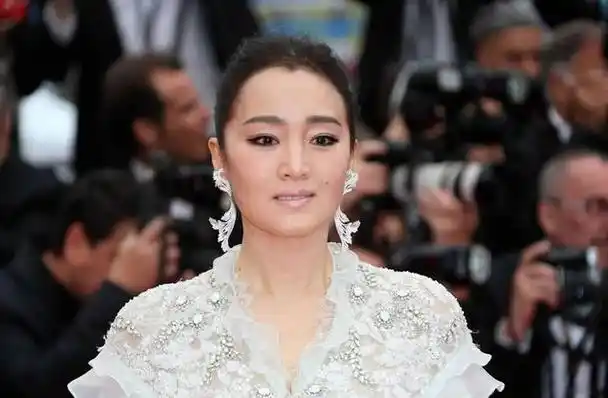 巩俐,1965年12月31日出生于辽宁省沈阳市,祖籍山东省济南市.