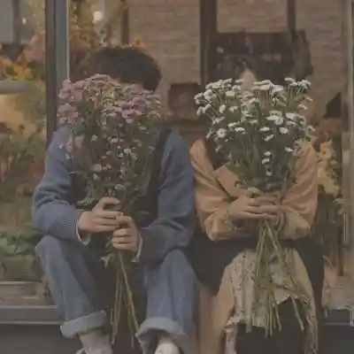 一男一女捧花情人头像,情侣头像图片-回车桌面