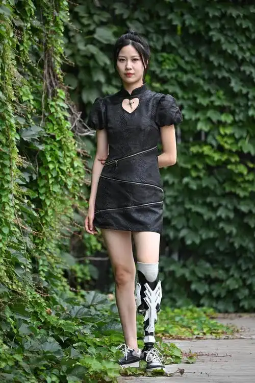 胡月12岁时在汶川地震中失去了左小腿,但从小热爱运动的她借助假肢