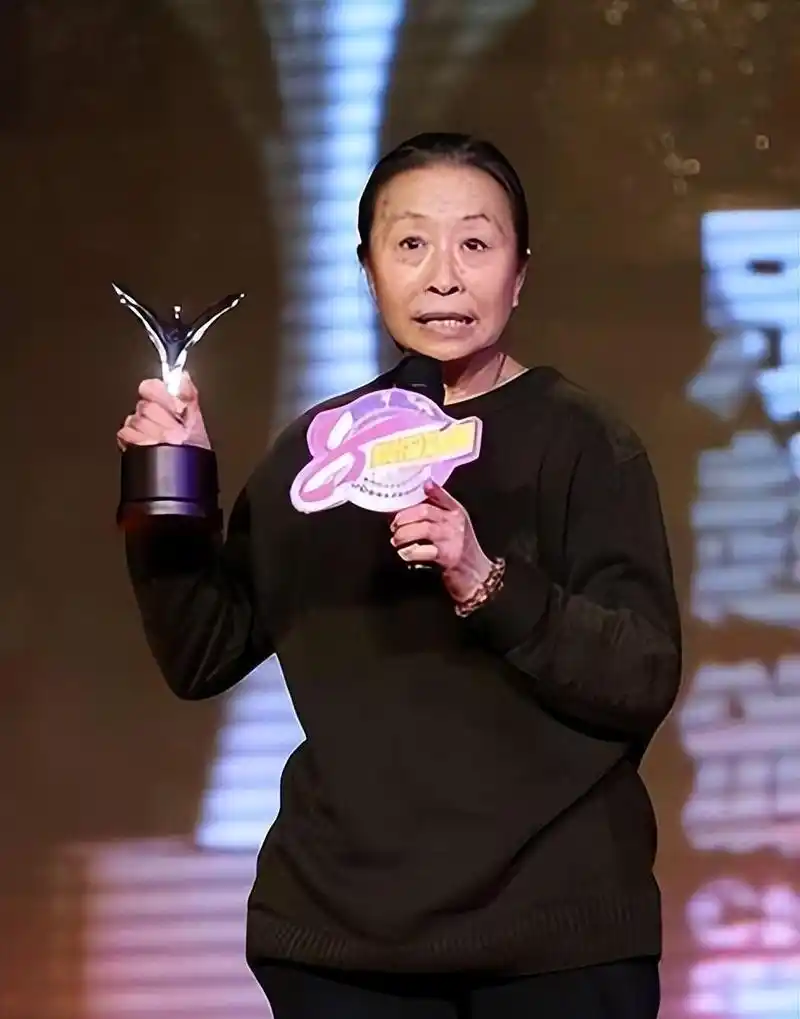 40平屋里的传奇演员,丈夫痴爱成佳话 张少华,一位老太太演员,因疾病