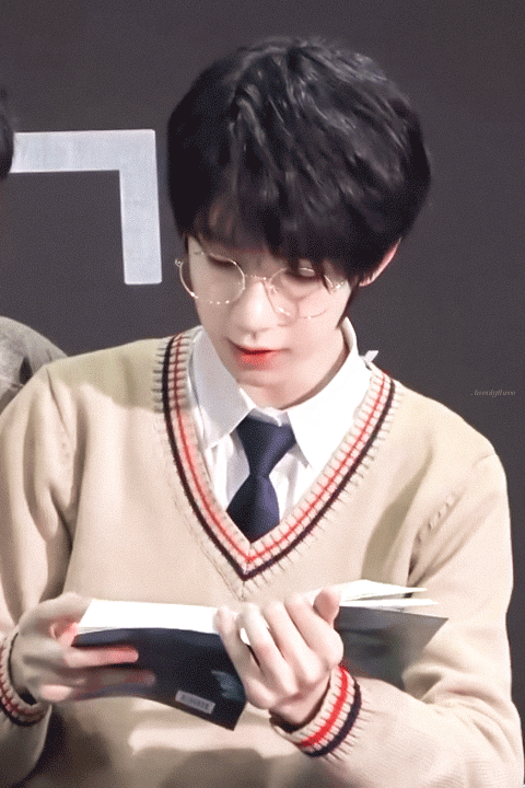 贺峻霖 cr.23rabbite