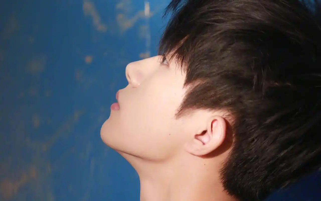 易烊千玺时尚帅气写真图片桌面壁纸