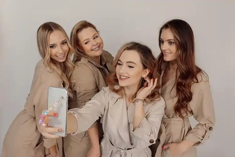 米色风衣.笑了.面带微笑.有趣的时刻在一起.时尚团队合作.快乐的时刻.