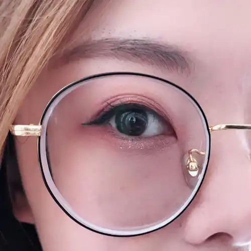 98瞬间又小一圈090909大写的吃亏60高度近视美女戴厚眼镜