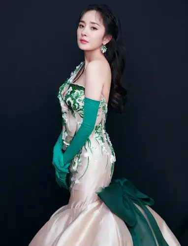 性感与优雅的结合杨幂孔雀礼服造型华丽大气