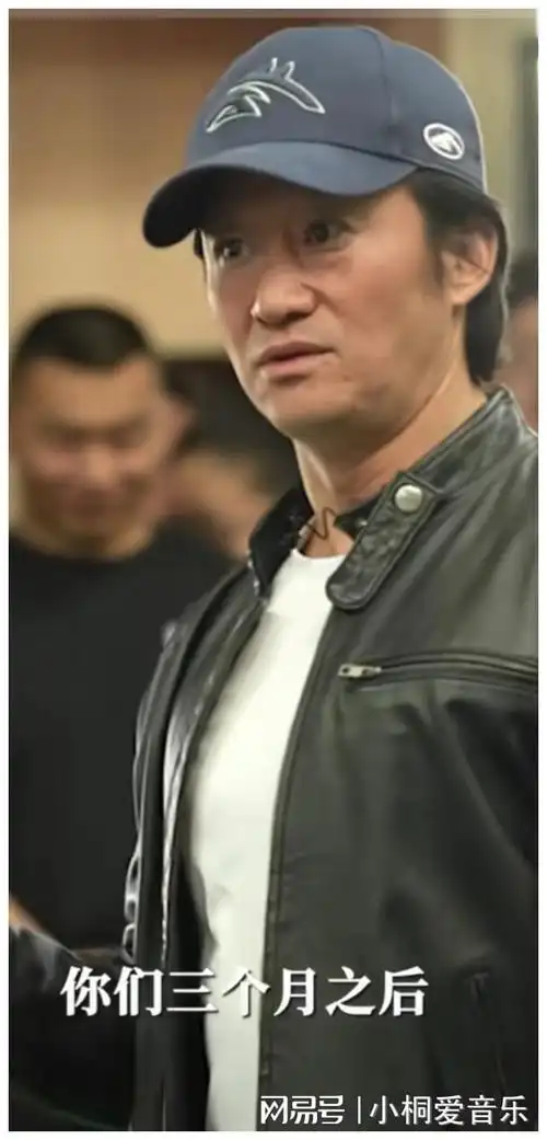 吴京戴着帽子,身穿皮衣的他看起来十分的壮硕,身材依旧没有多大的变化