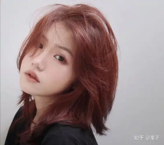 皮肤不算白的女生染什么颜色的头发好看,适合夏天的?