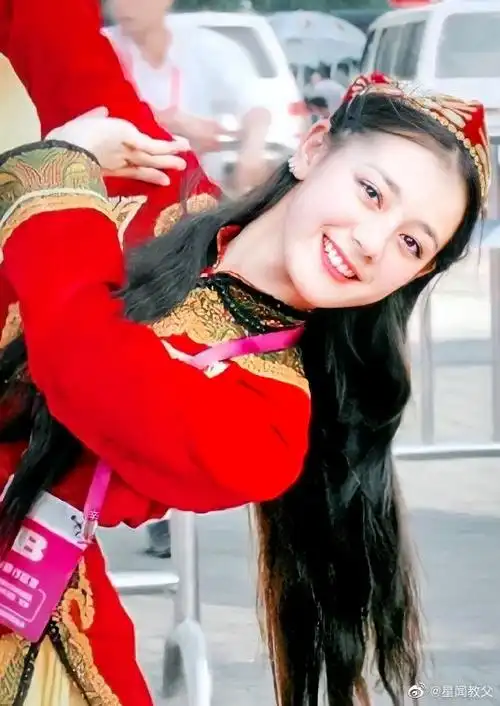 迪丽热巴街边旧照