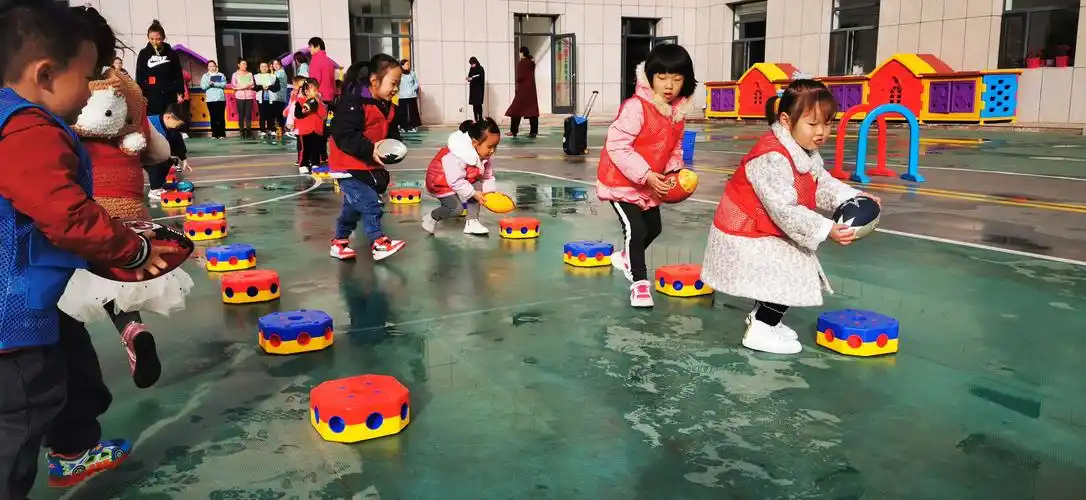 阳光体育,阳刚体能—百果奇林幼儿园苗苗一班运动方舟体育课