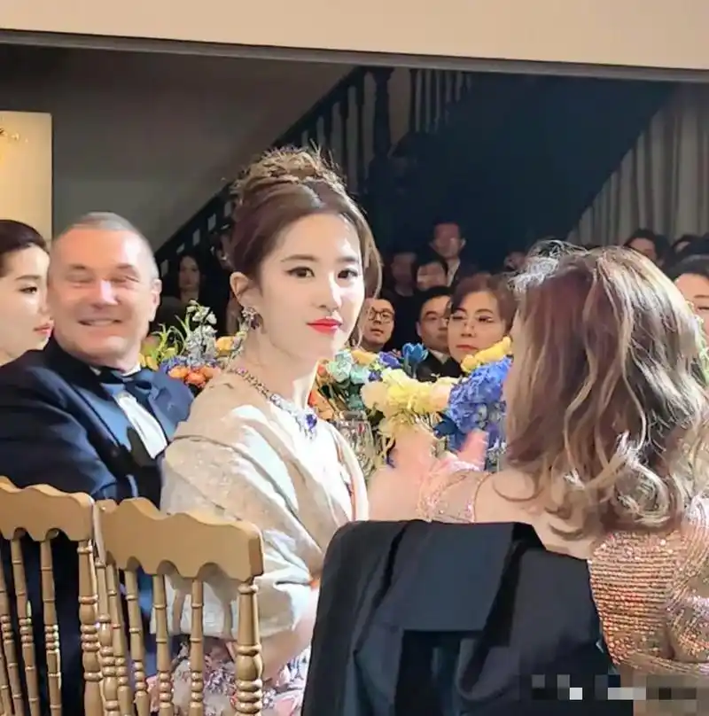 刘亦菲岁月静好. 她修心的,读的书也是那些 .